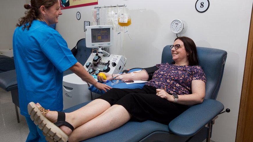 IBTS Nurce reassuring to donor during donation 2022